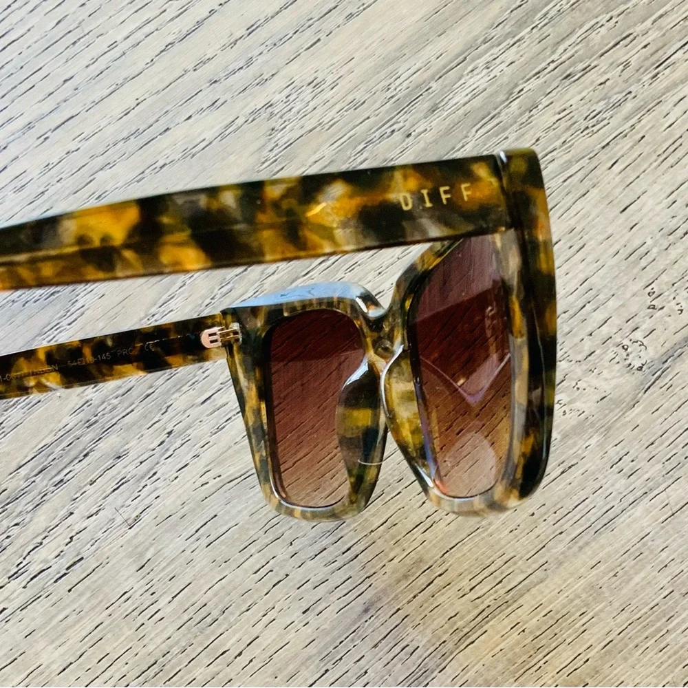 Diff Eyewear Leopard Print Sunglasses w/ Gucci Case